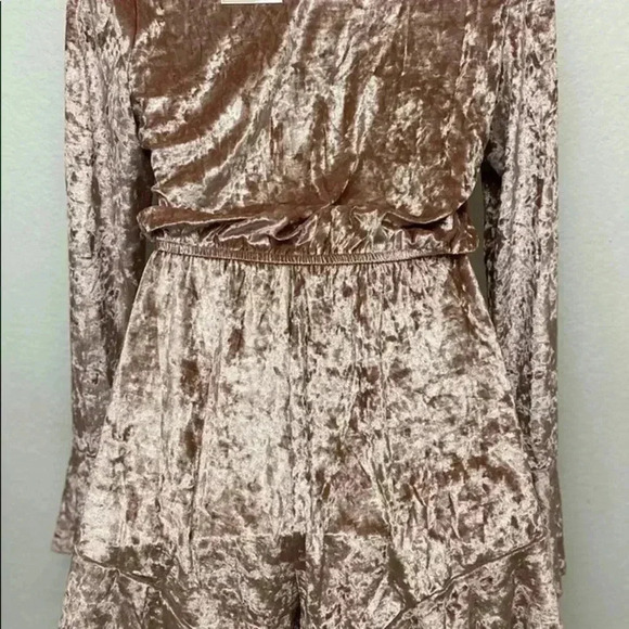 🆕Velzera Bell Sleeve Velvet Lace-Up Romper🆕 - Picture 7 of 13